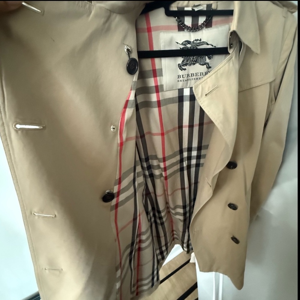 Burberry Kensington Tan Trench Coat with Luxurious Fur Collar - Picture 8 of 16